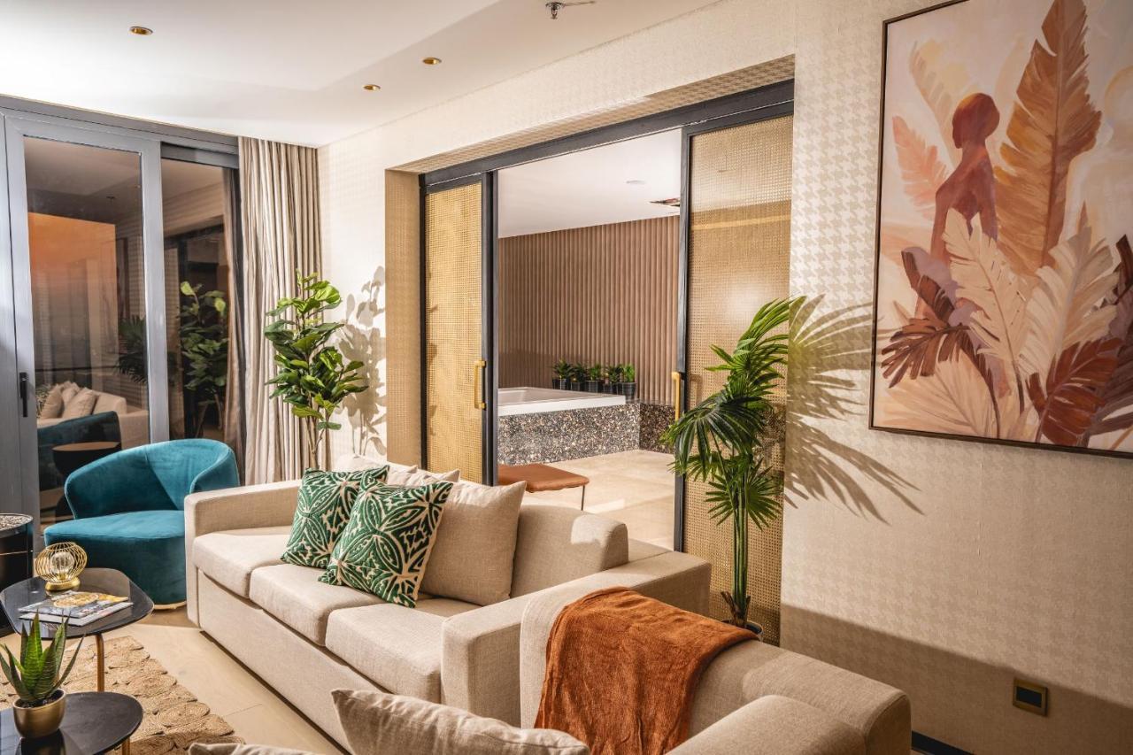 The House Hotel Al Khiran Bagian luar foto
