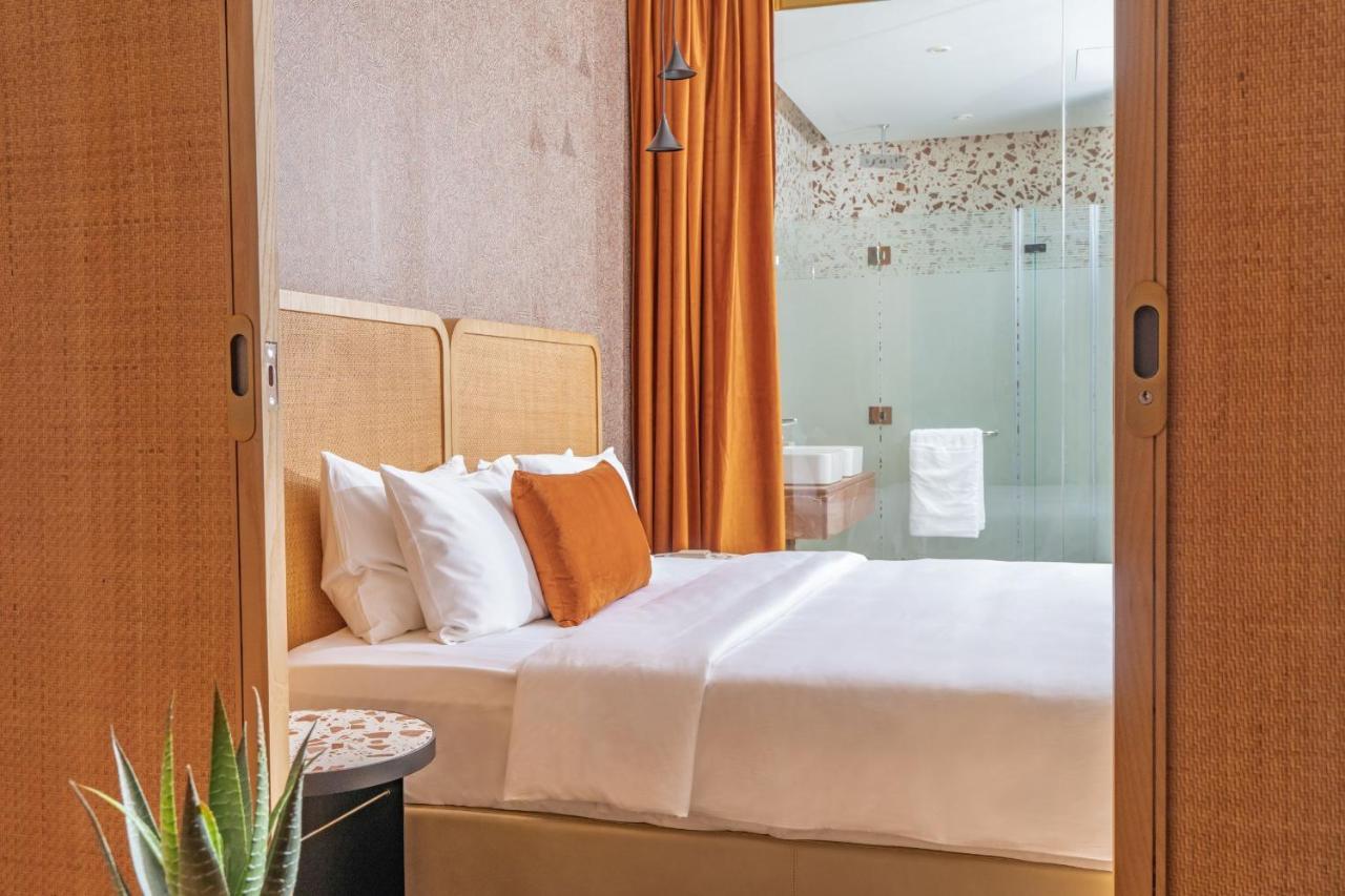 The House Hotel Al Khiran Bagian luar foto