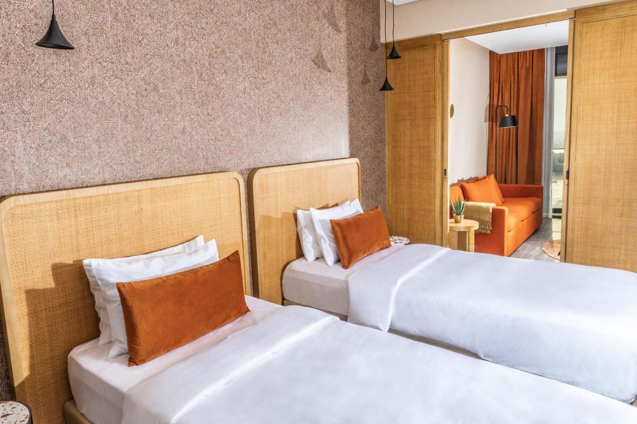 The House Hotel Al Khiran Bagian luar foto