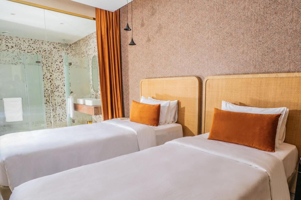 The House Hotel Al Khiran Bagian luar foto