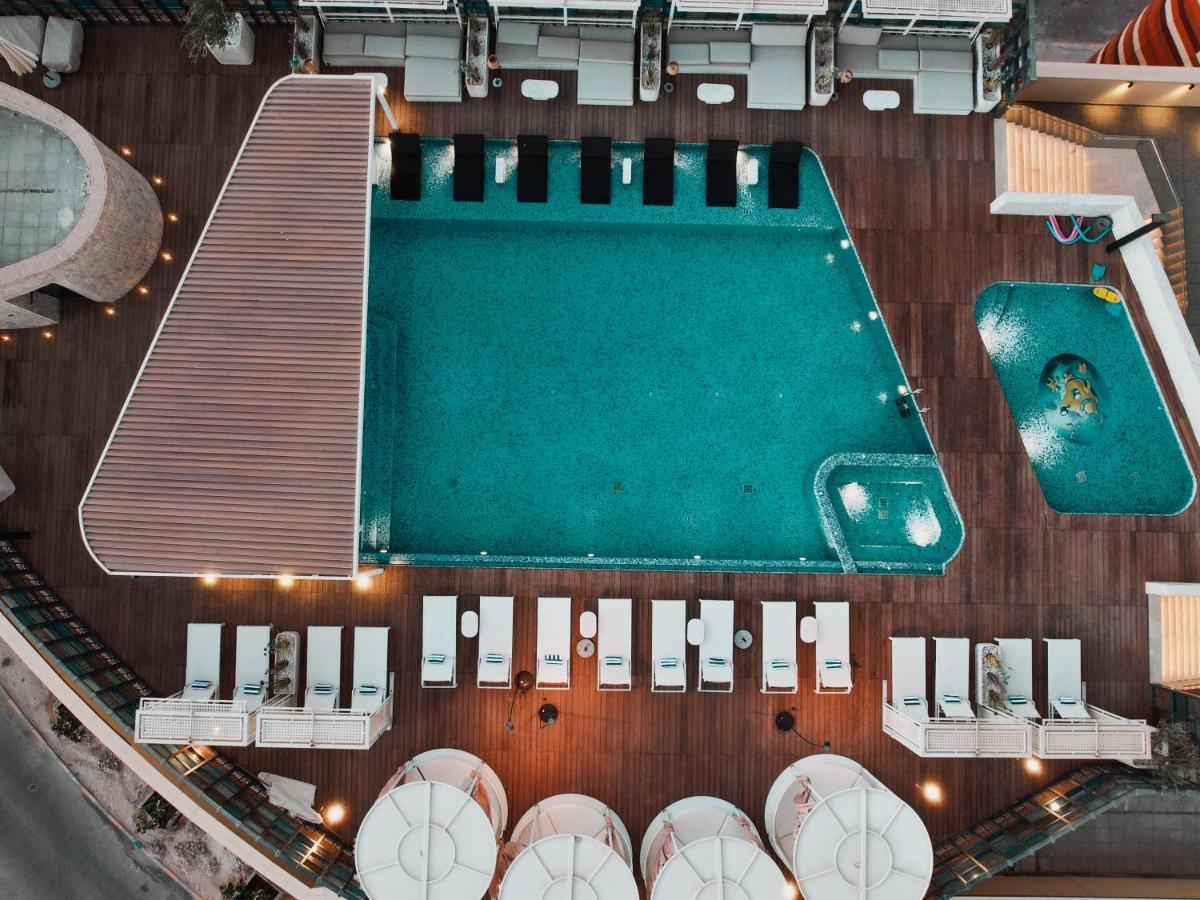 The House Hotel Al Khiran Bagian luar foto