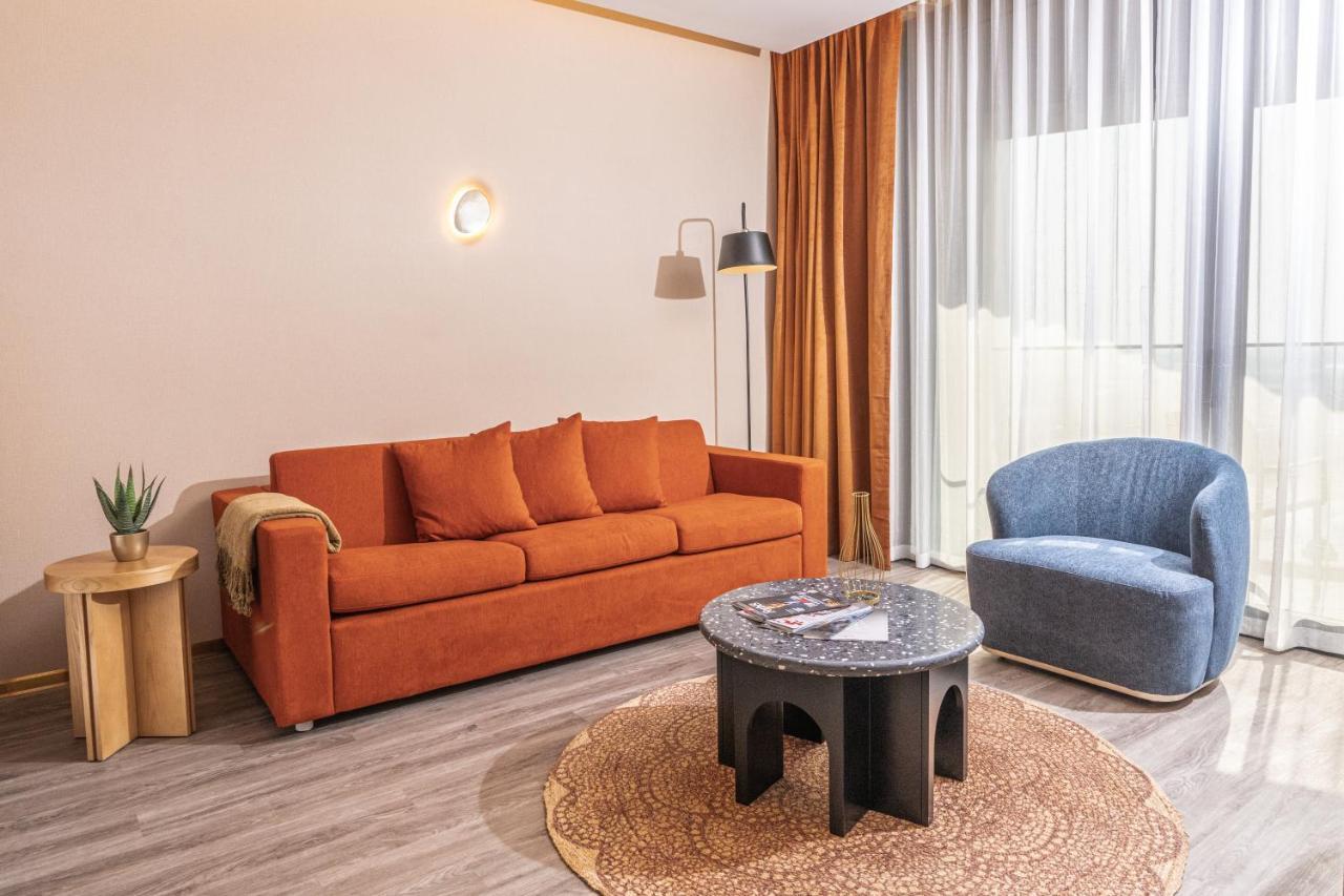 The House Hotel Al Khiran Bagian luar foto